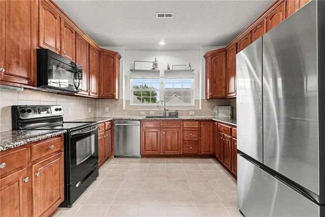 12216 N Pomona Lane, Kansas City, MO 64163