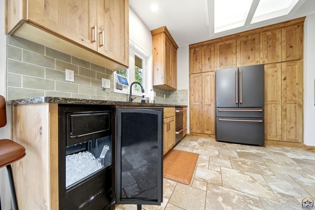 4444 NW Menoken RD, Topeka, KS 66618