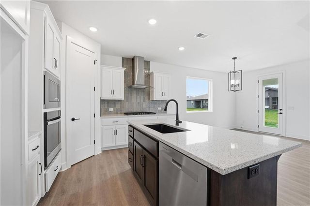 1812 Halls Creek Avenue, Raymore, MO 64083