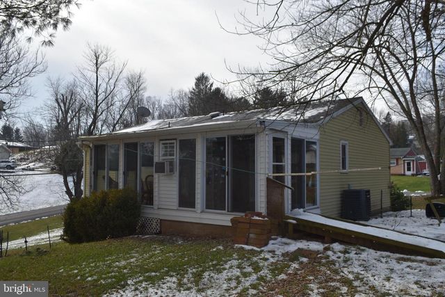 5 LOCUST CIR, Etters, PA 17319