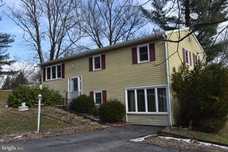 5 LOCUST CIR, Etters, PA 17319