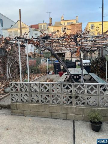 195 Walnut Street, Newark, NJ 07105
