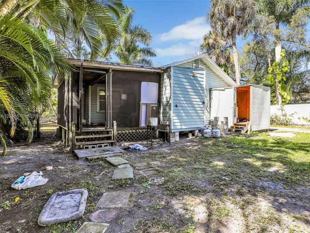 1132 River Rd, North Fort Myers, FL 33903