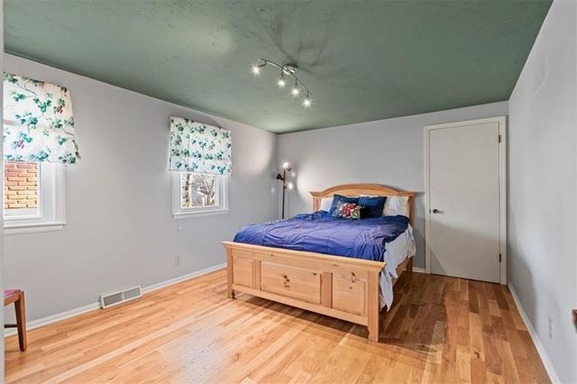 7916 W 98th Terrace, Overland Park, KS 66212