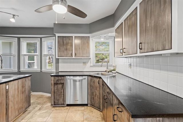 7916 W 98th Terrace, Overland Park, KS 66212