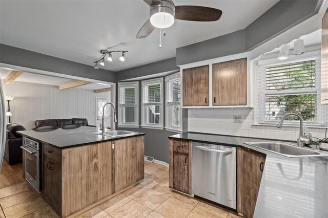 7916 W 98th Terrace, Overland Park, KS 66212