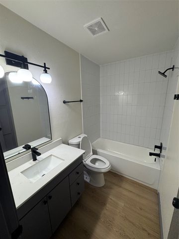 7300 Comanche Trail 4, Lake Worth, TX 76135