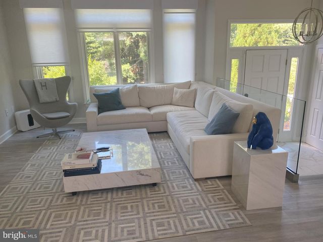 5985 VALERIAN, North Bethesda, MD 20852