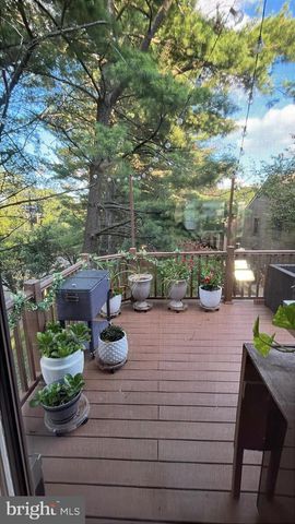 5985 VALERIAN, North Bethesda, MD 20852