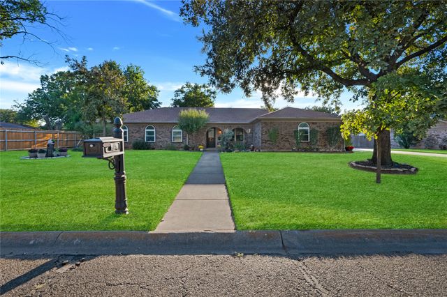 840 S Ridgeway Drive, Cleburne, TX 76033