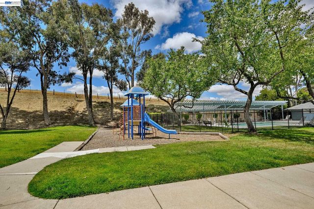 1202 Spring Valley Cmn, Livermore, CA 94551