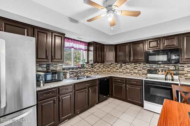 6 Riverwood Court, Toms River, NJ 08757