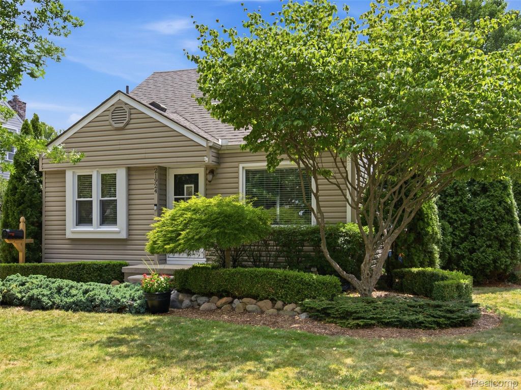 21924 Revere Street, St. Clair Shores, MI 48080