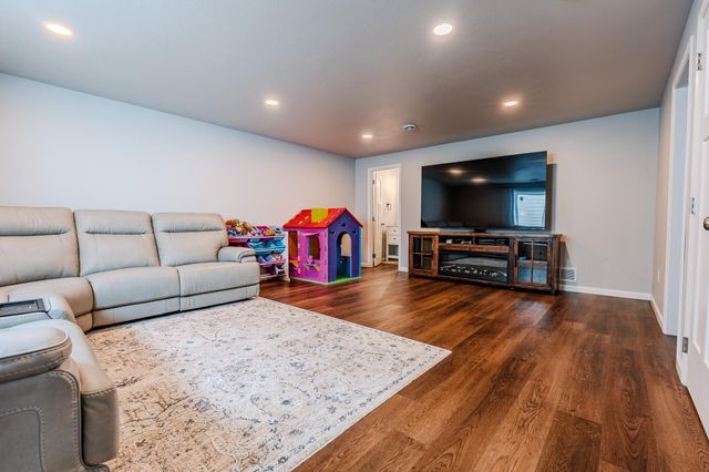 5568 37th Avenue S, Fargo, ND 58104