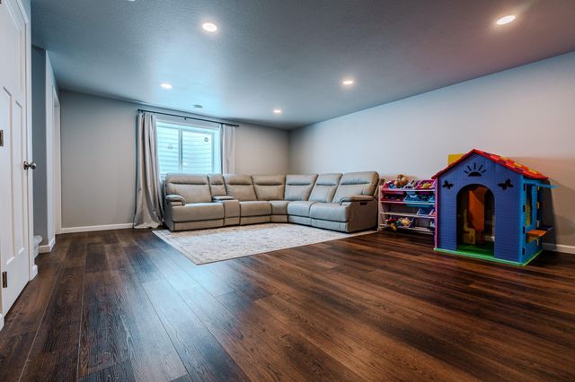5568 37th Avenue S, Fargo, ND 58104