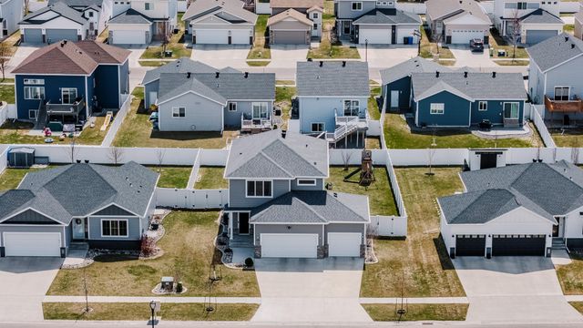 5568 37th Avenue S, Fargo, ND 58104