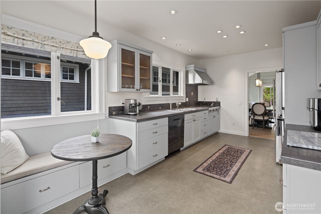 4306 Burke Avenue N, Seattle, WA 98103