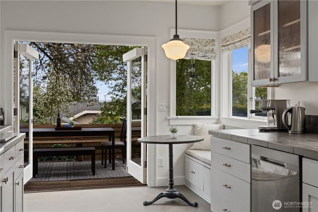 4306 Burke Avenue N, Seattle, WA 98103