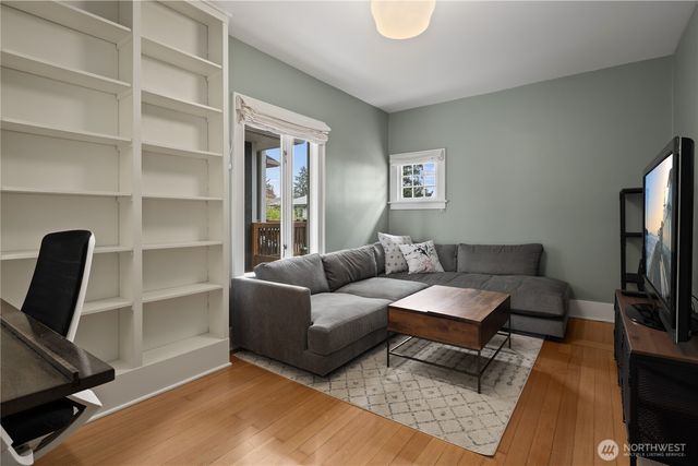 4306 Burke Avenue N, Seattle, WA 98103