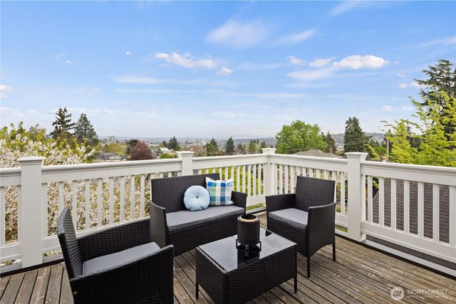 4306 Burke Avenue N, Seattle, WA 98103