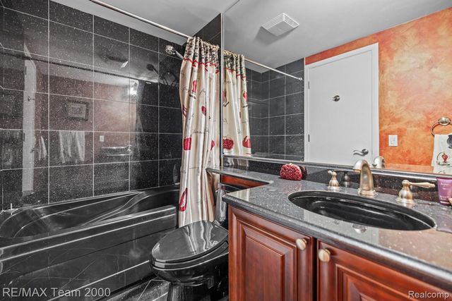 3320 Spinnaker Lane 15F, Detroit, MI 48207