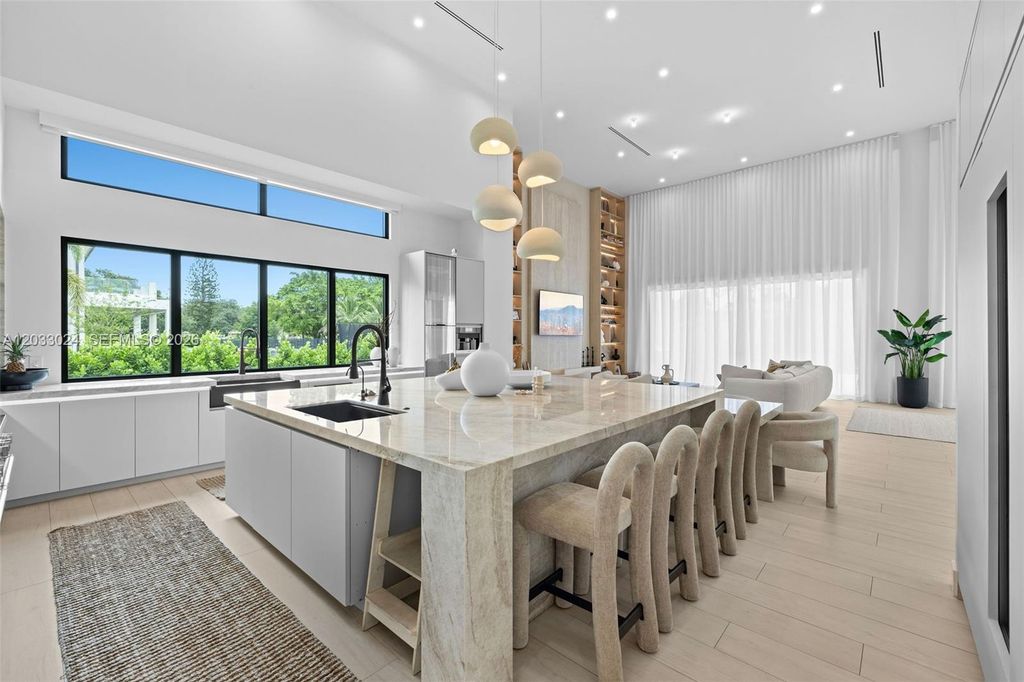 Image 14 of property listing at 14910 SW 16th Ct, Davie, FL 33326