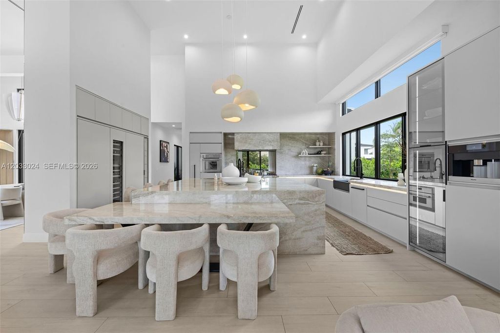 Image 16 of property listing at 14910 SW 16th Ct, Davie, FL 33326