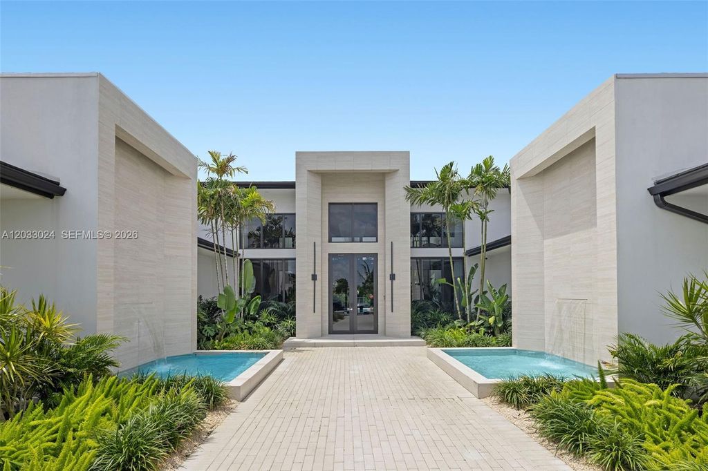 Image 2 of property listing at 14910 SW 16th Ct, Davie, FL 33326