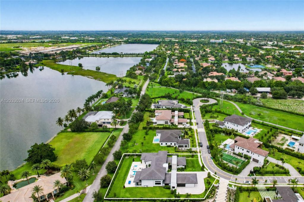 Image 4 of property listing at 14910 SW 16th Ct, Davie, FL 33326