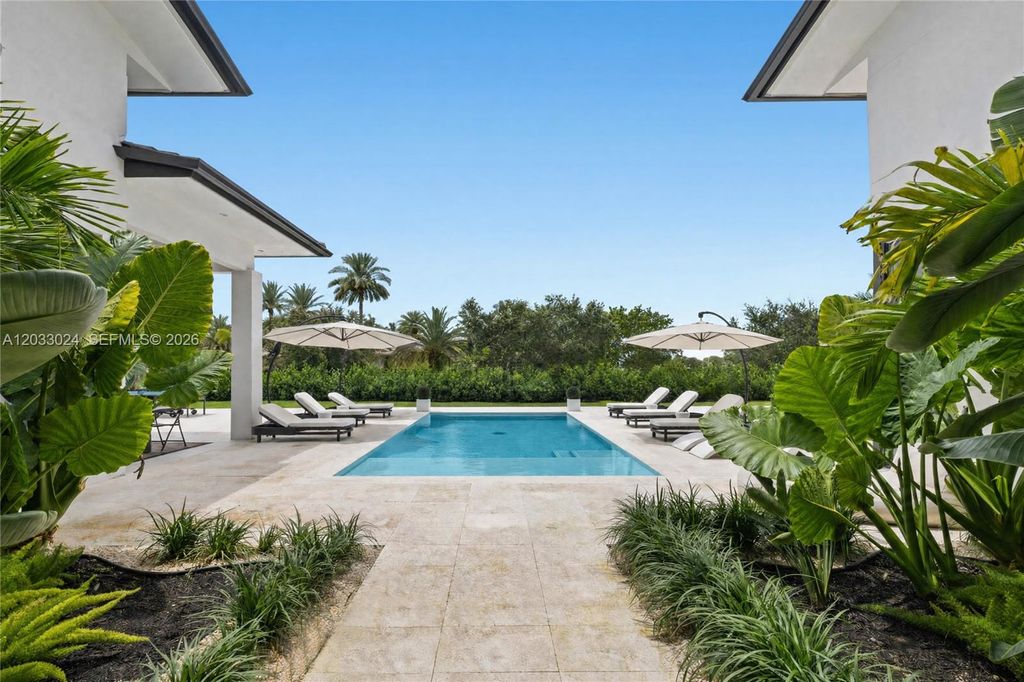 Image 5 of property listing at 14910 SW 16th Ct, Davie, FL 33326