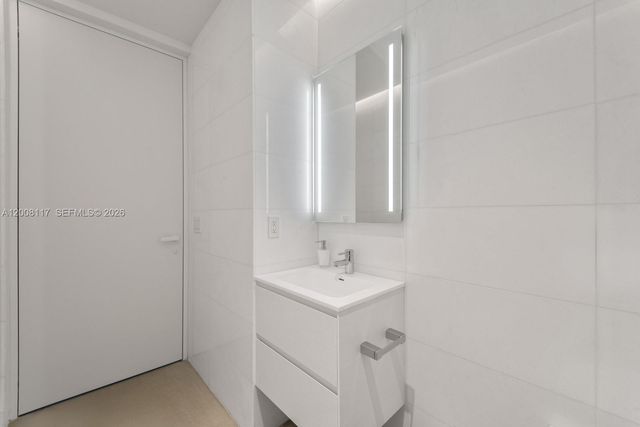 2000 S Ocean Dr 17A, Hallandale Beach, FL 33009