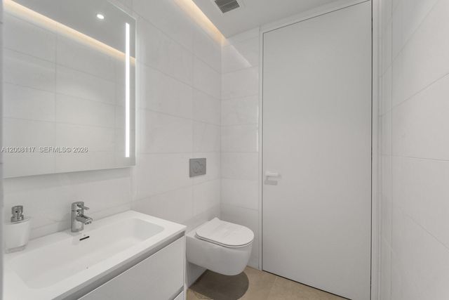 2000 S Ocean Dr 17A, Hallandale Beach, FL 33009