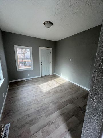 407 N 7th Street, St Charles, MO 63301