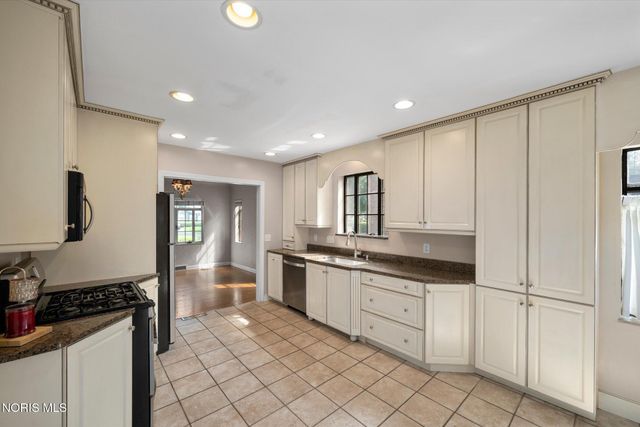 2823 Goddard Rd, Toledo, OH 43606