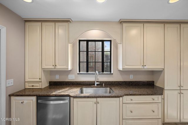 2823 Goddard Rd, Toledo, OH 43606