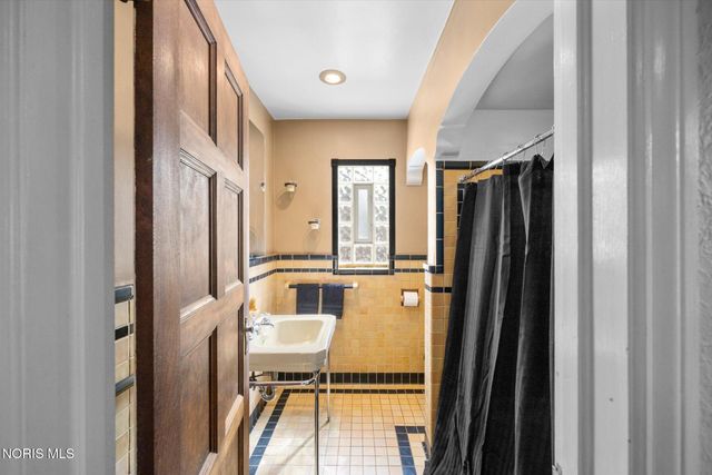 2823 Goddard Rd, Toledo, OH 43606