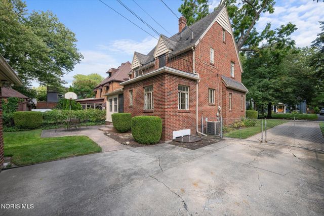 2823 Goddard Rd, Toledo, OH 43606