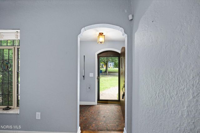2823 Goddard Rd, Toledo, OH 43606
