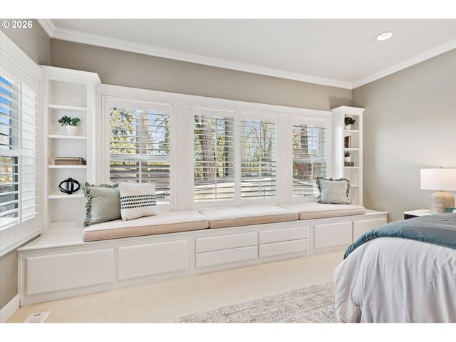 135 MIDDLECREST Rd, Lake Oswego, OR 97034