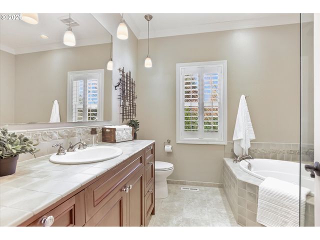 135 MIDDLECREST Rd, Lake Oswego, OR 97034