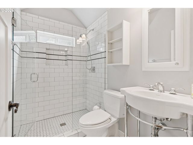 135 MIDDLECREST Rd, Lake Oswego, OR 97034