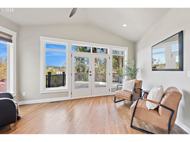 135 MIDDLECREST Rd, Lake Oswego, OR 97034