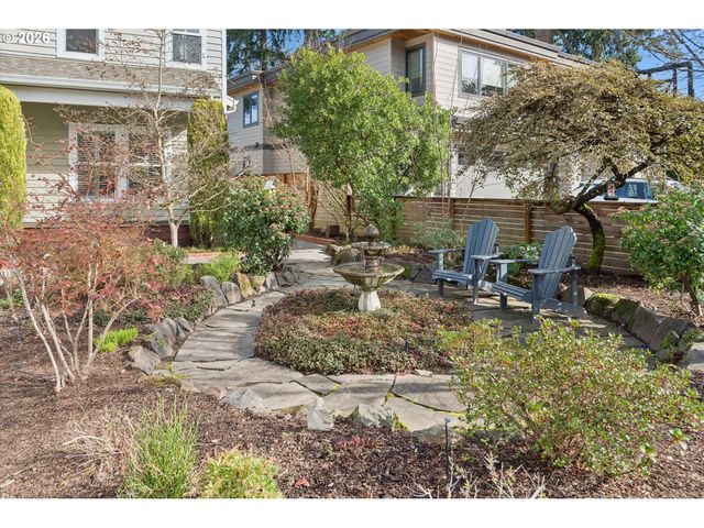 135 MIDDLECREST Rd, Lake Oswego, OR 97034