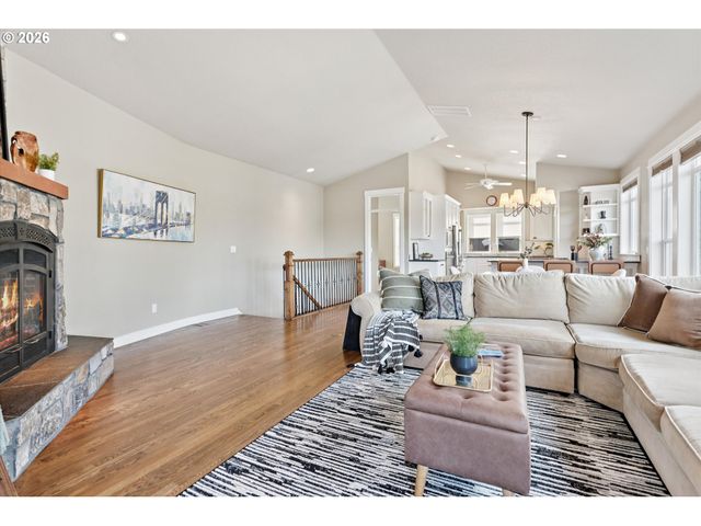 135 MIDDLECREST Rd, Lake Oswego, OR 97034