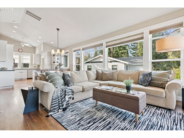 135 MIDDLECREST Rd, Lake Oswego, OR 97034