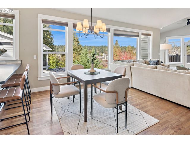 135 MIDDLECREST Rd, Lake Oswego, OR 97034