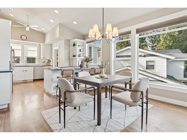 135 MIDDLECREST Rd, Lake Oswego, OR 97034