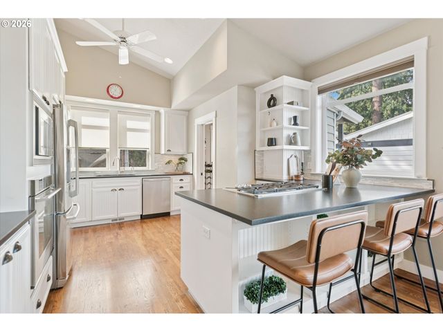 135 MIDDLECREST Rd, Lake Oswego, OR 97034