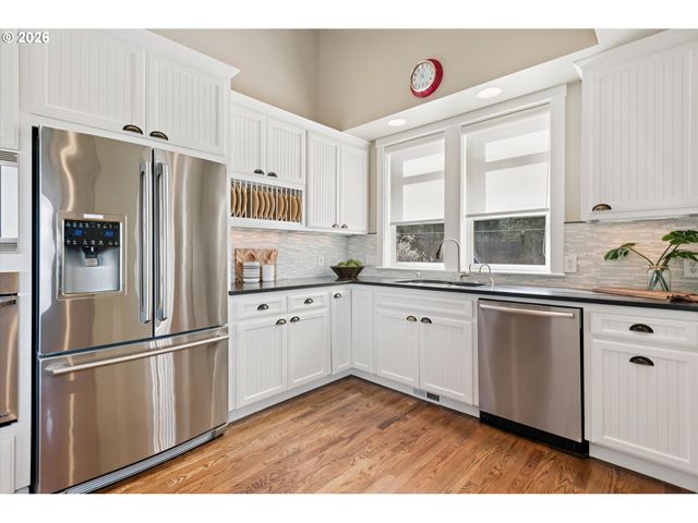 135 MIDDLECREST Rd, Lake Oswego, OR 97034