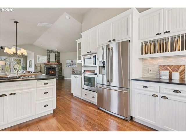 135 MIDDLECREST Rd, Lake Oswego, OR 97034